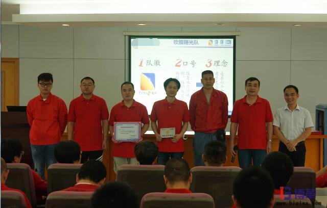 博革咨詢顧問熊老師為獲獎者頒獎